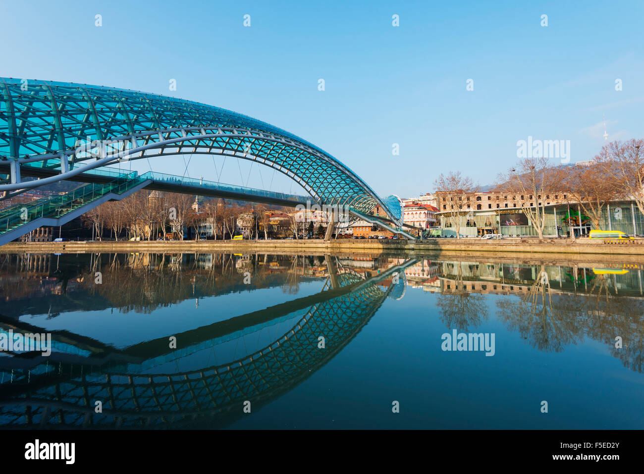 Ponte di Pace sul fiume Mtkvari, Tbilisi, Georgia, nel Caucaso e in Asia Centrale, Asia Foto Stock