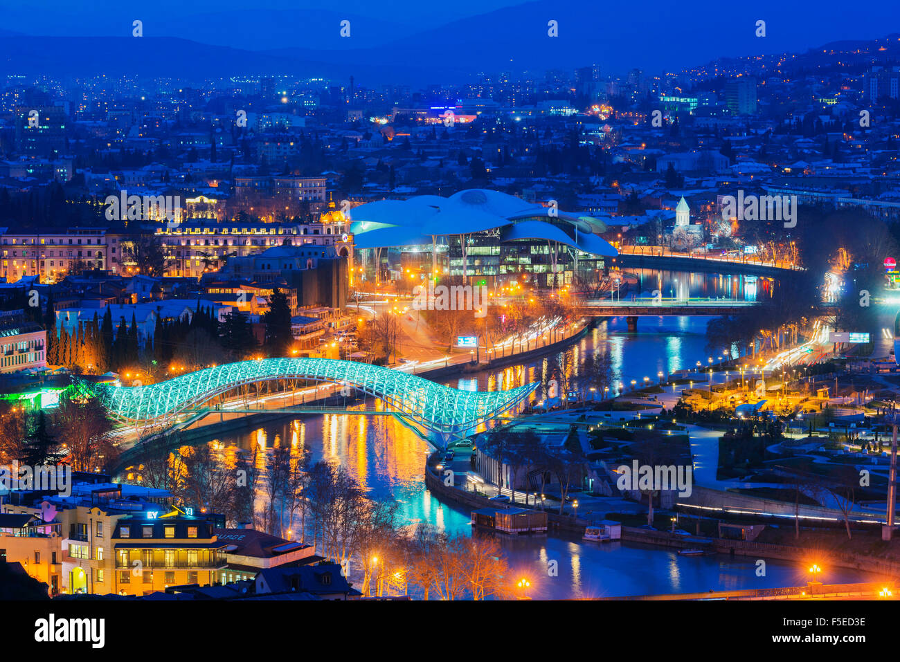 Vista sulla città, Ponte di Pace e di servizio pubblico di casa Hall di giustizia sul fiume Mtkvari, Tbilisi, Georgia, nel Caucaso, in Asia Foto Stock