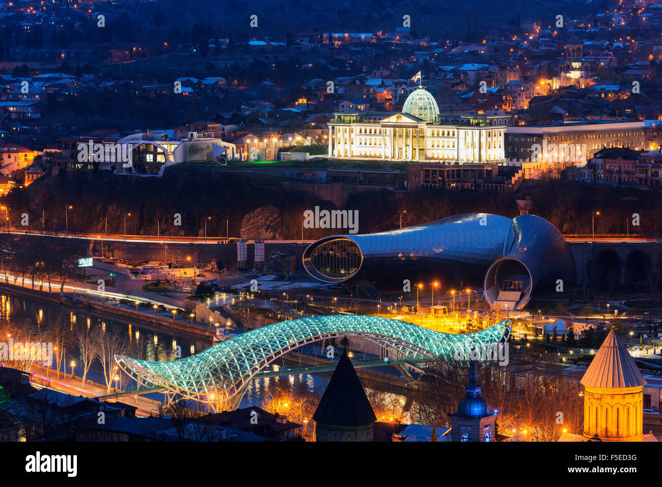 Vista della città tra cui il Palazzo Presidenziale, il ponte di pace sul fiume Mtkvari. Tbilisi, Georgia, nel Caucaso e in Asia Centrale, Asia Foto Stock