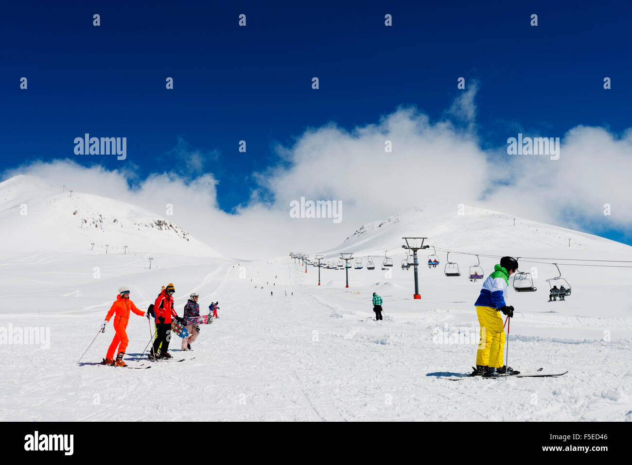 Gli sciatori a Gudauri ski resort, Georgia, regione del Caucaso e in Asia Centrale, Asia Foto Stock