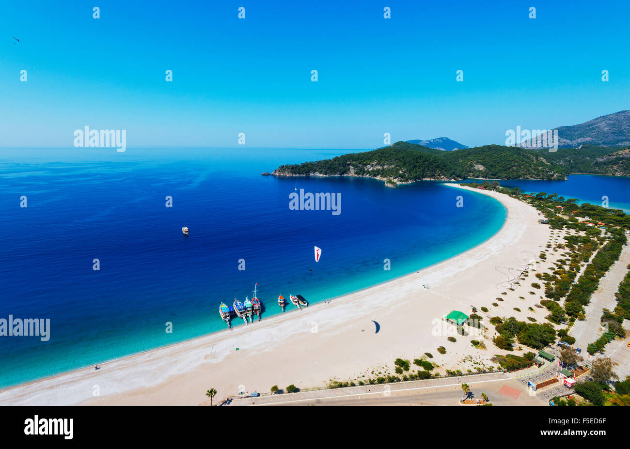 Blue Lagoon e Belcekiz beach, Oludeniz vicino a Fethiye, Egeo Costa turchese, regione mediterranea, in Anatolia, Turchia minore Foto Stock