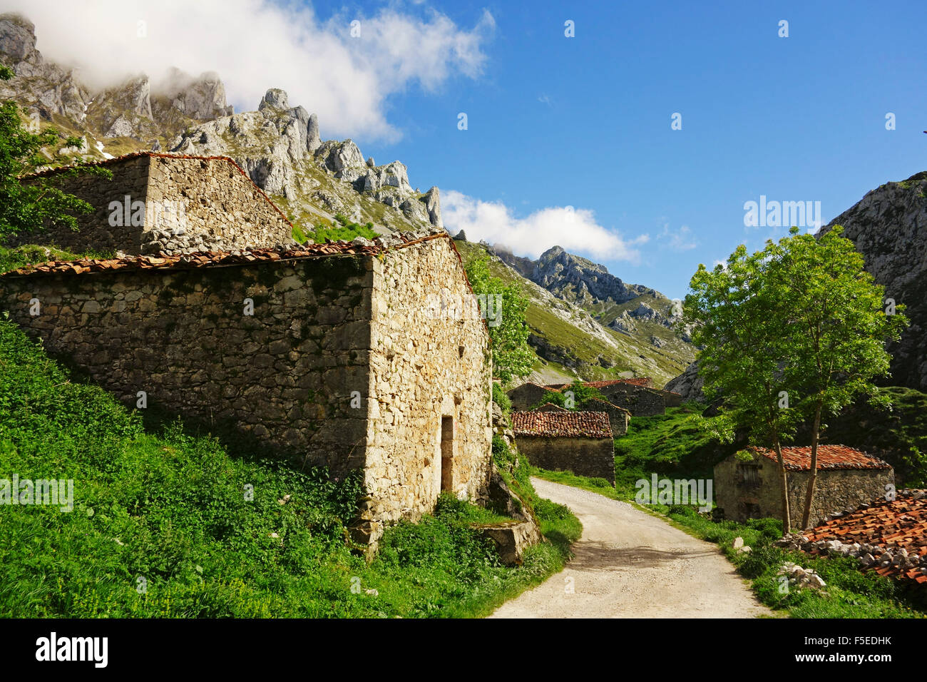 Antichi casolari vicino Sotres, Picos de Europa, Parque Nacional de los Picos de Europa, nelle Asturie, in Cantabria, Spagna, Europa Foto Stock