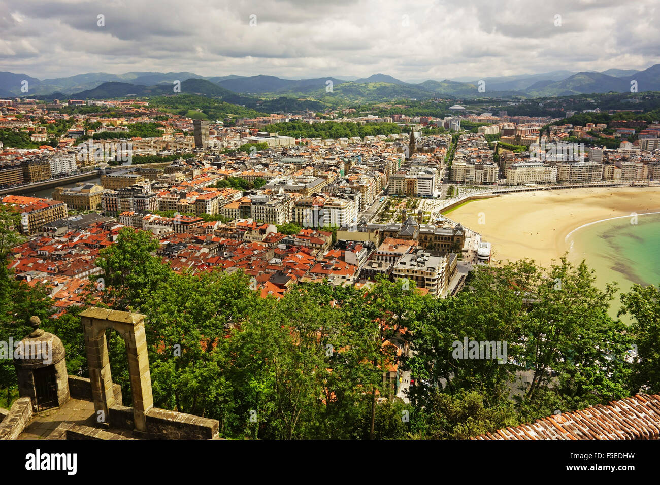 Vista di San Sebastian dal Monte Urgull, Paesi Baschi, Spagna, Europa Foto Stock