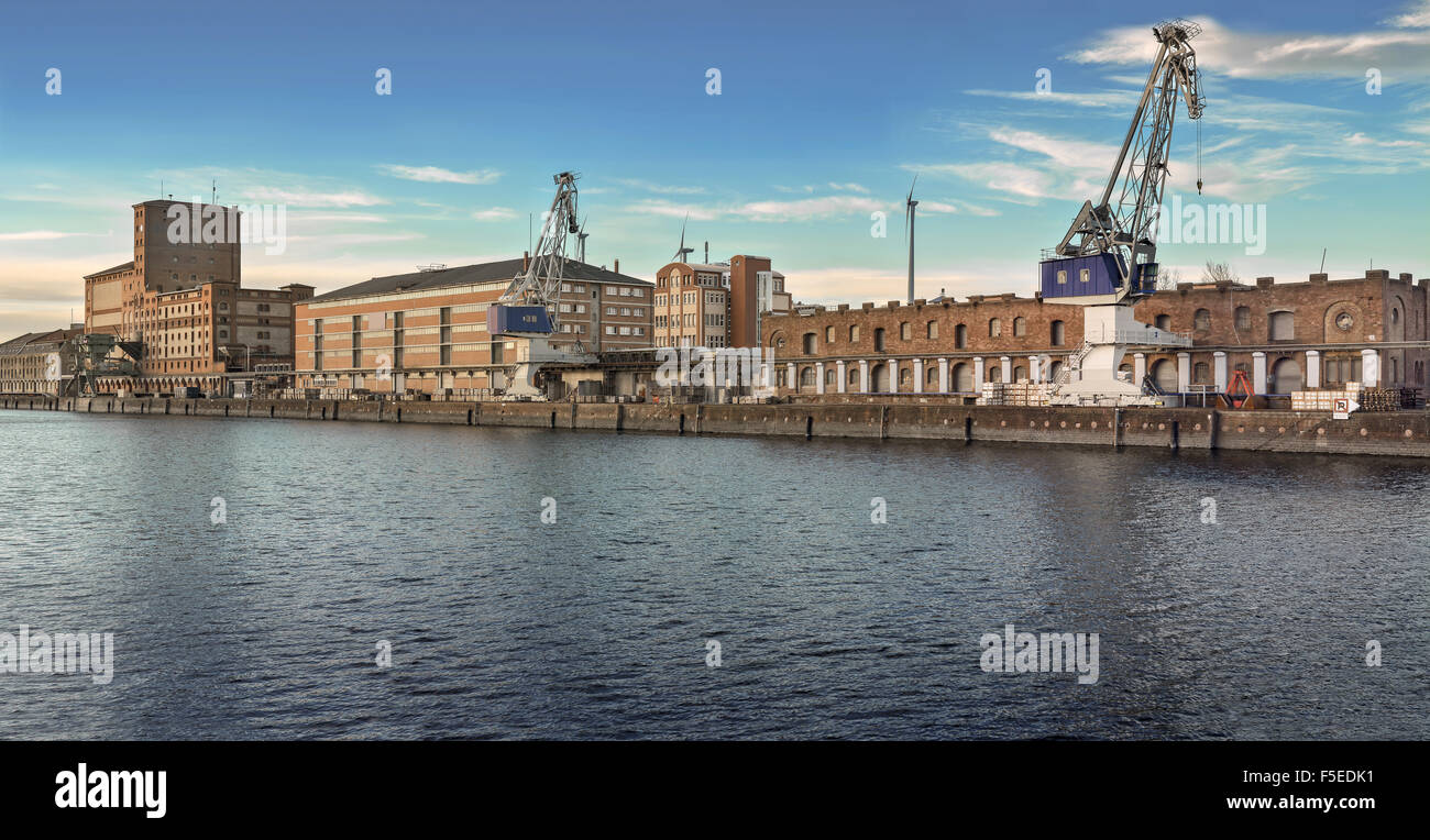 Inland industrial porto fluviale sulla rine Foto Stock