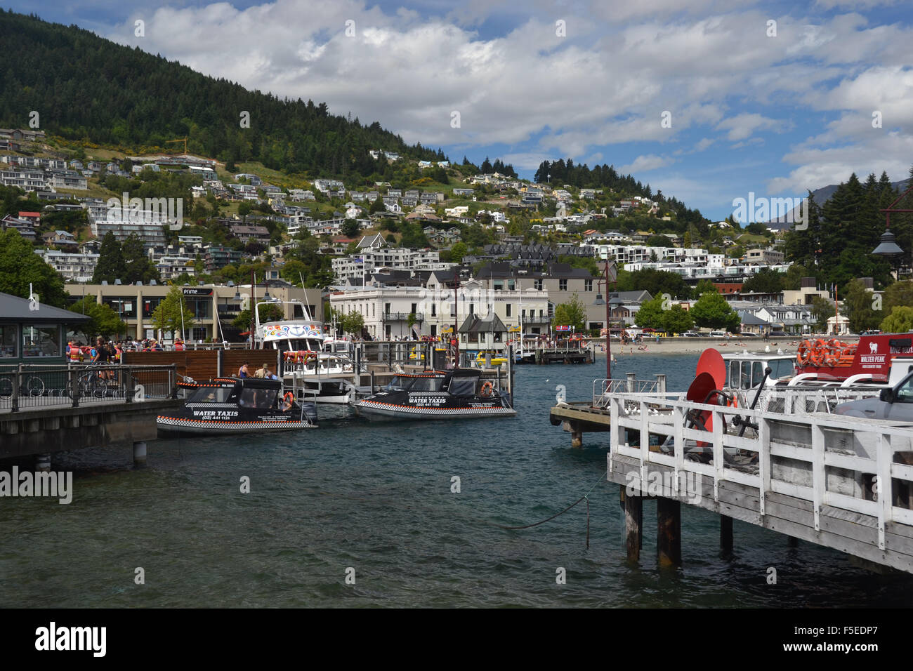Barca dal molo sul lago Wakatipu, Queenstown, Isola del Sud, Nuova Zelanda Foto Stock