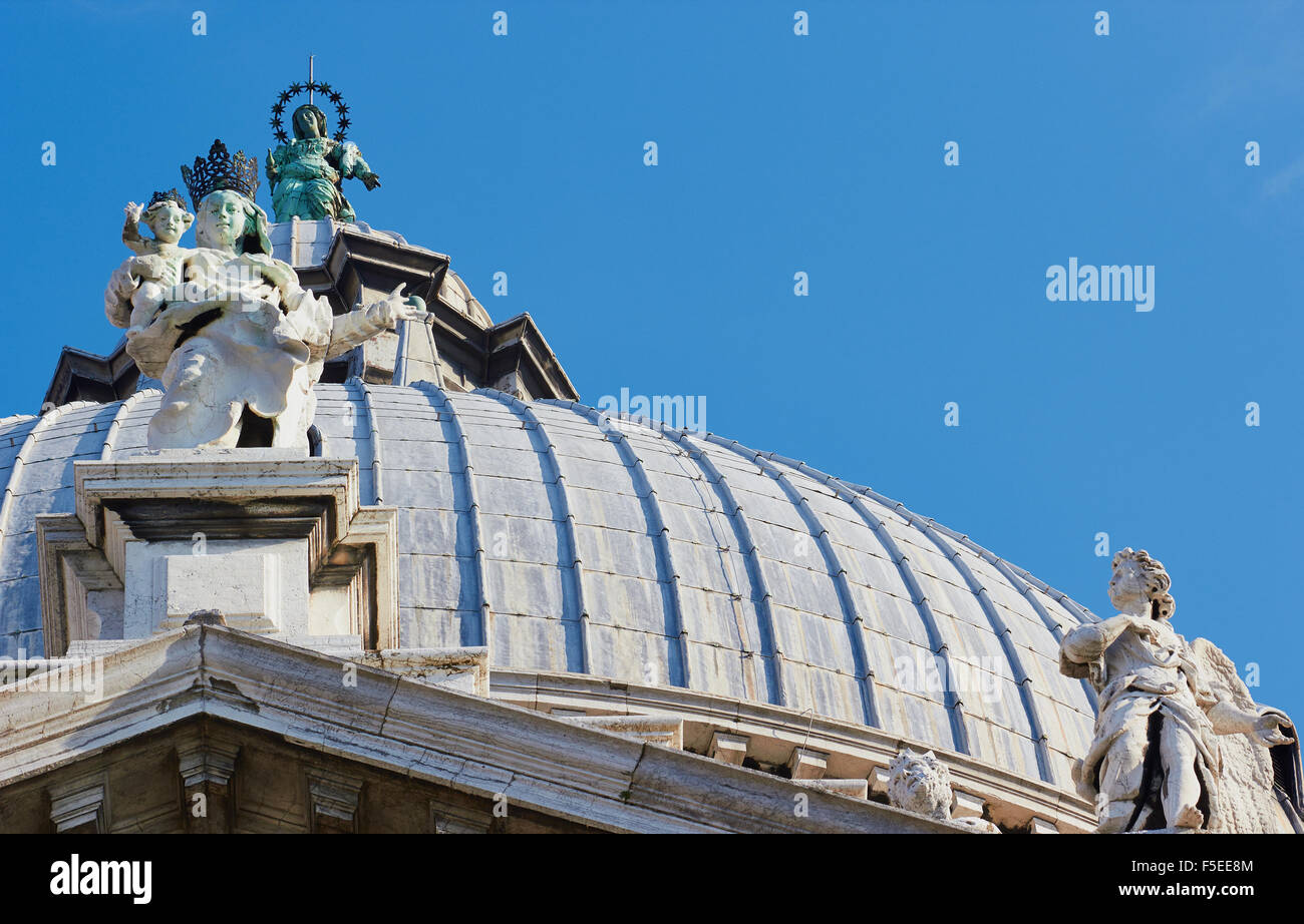 Statue sul tetto della Basilica di Santa Maria della Salute La Chiesa Cattolico Romana Punta della Dogana Venezia Veneto Italia Europa Foto Stock