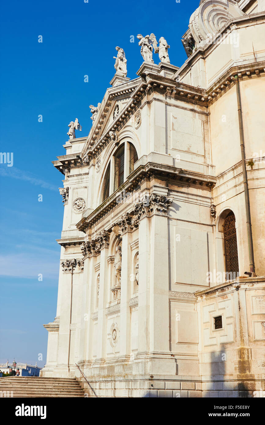 Basilica di Santa Maria della Salute La Chiesa Cattolico Romana facciata Punta della Dogana Venezia Veneto Italia Europa Foto Stock