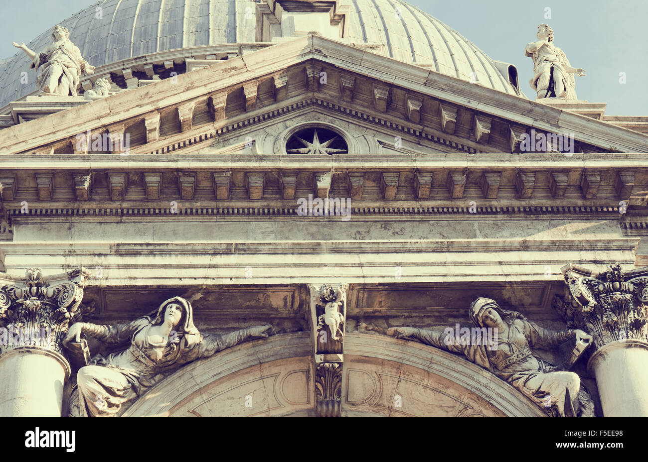 Le statue sulla facciata della Basilica di Santa Maria della Salute La Chiesa Cattolico Romana Punta della Dogana Venezia Veneto Italia Foto Stock