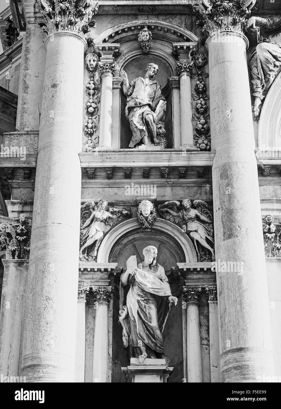 Le statue sulla facciata della Basilica di Santa Maria della Salute La Chiesa Cattolico Romana Punta della Dogana Venezia Veneto Italia Foto Stock