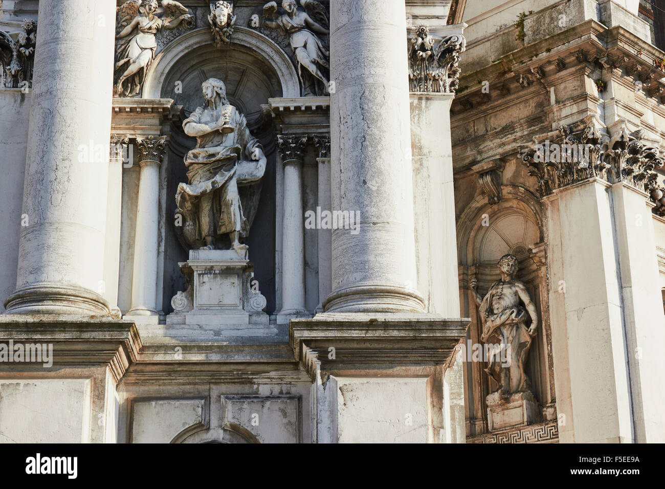 Le statue sulla facciata della Basilica di Santa Maria della Salute La Chiesa Cattolico Romana Punta della Dogana Venezia Veneto Italia Foto Stock