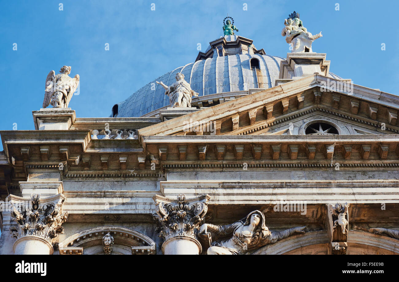 Le statue sulla facciata della Basilica di Santa Maria della Salute La Chiesa Cattolico Romana Punta della Dogana Venezia Veneto Italia Foto Stock