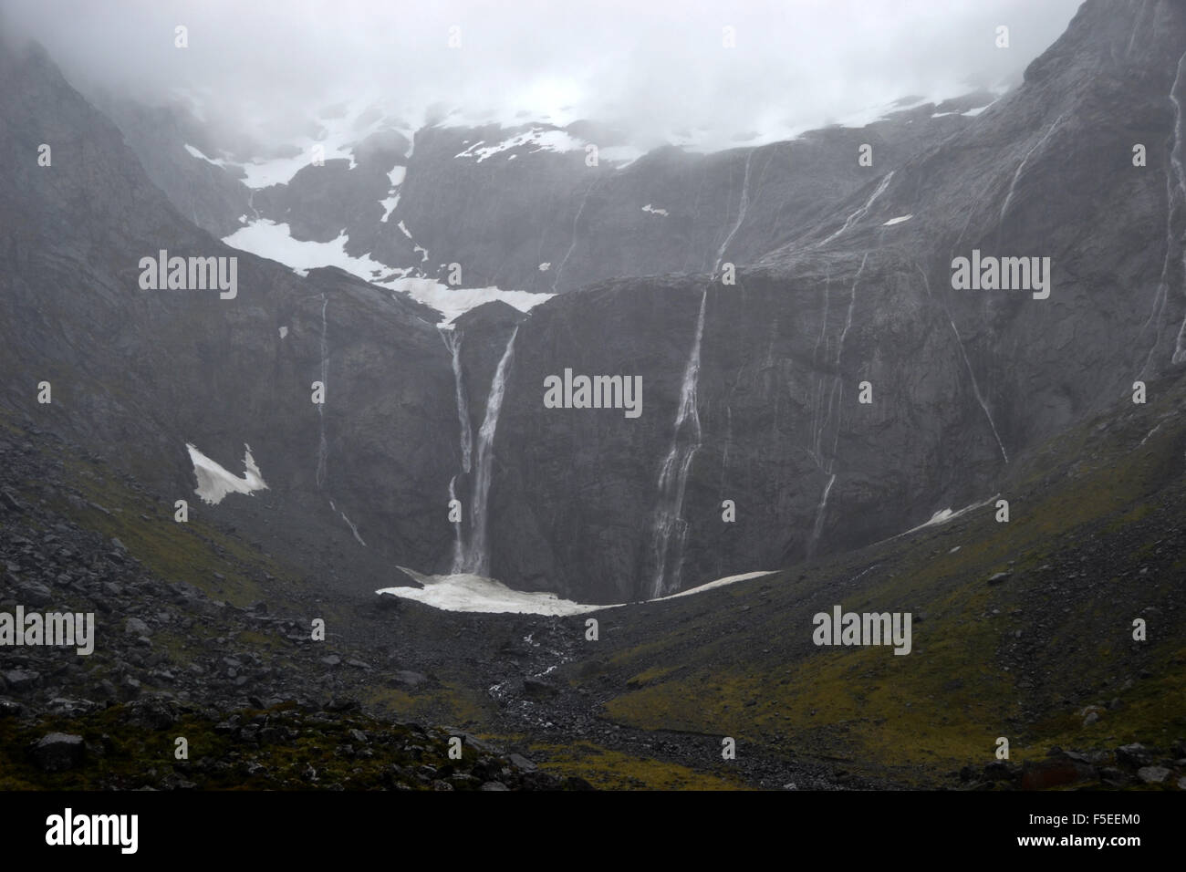 Cascate del ghiacciaio sulla strada a Milford Sound, Parco Nazionale di Fiordland, Isola del Sud, Nuova Zelanda Foto Stock