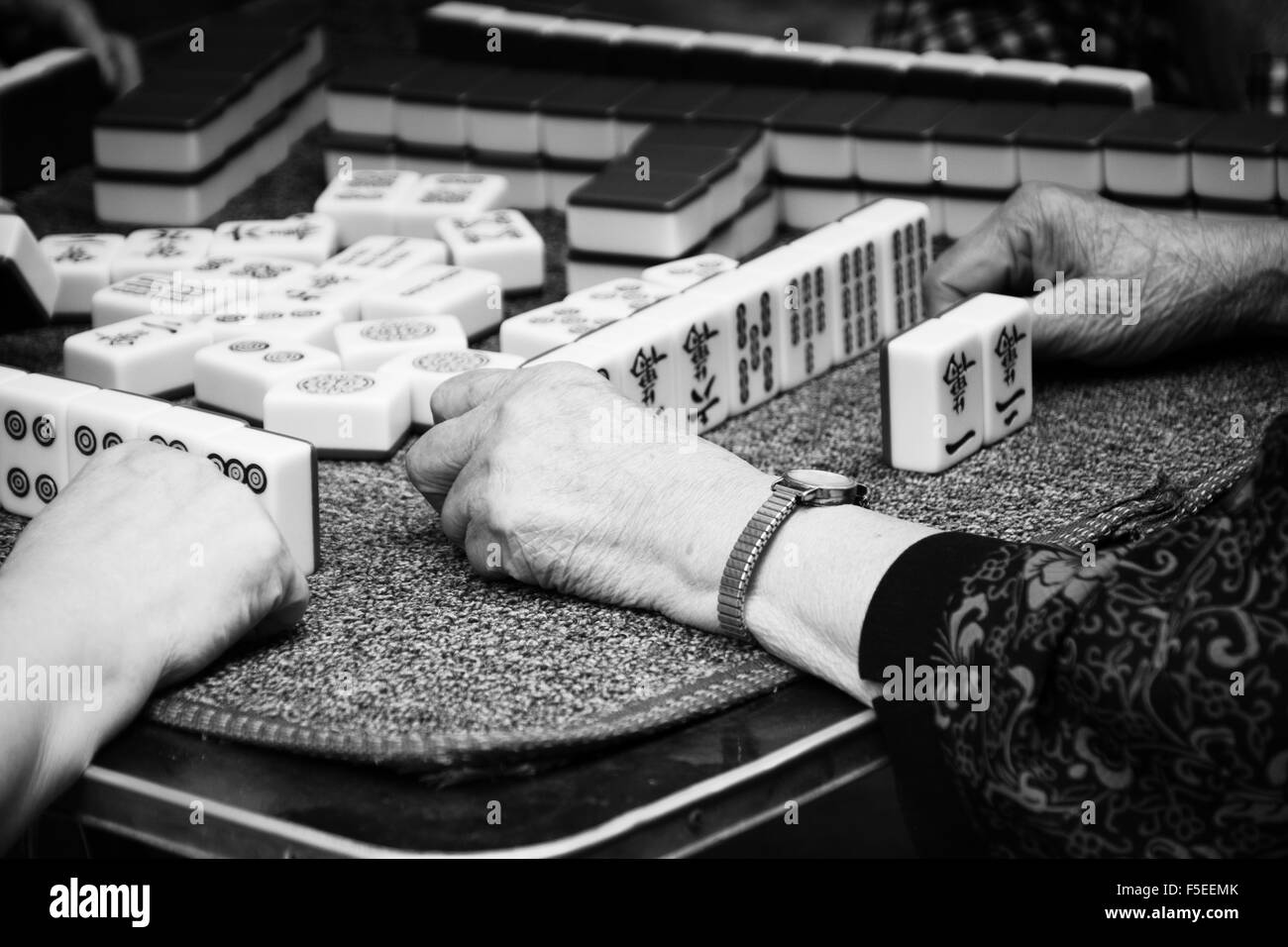 Persone giocare gioco di Mahjong Foto Stock
