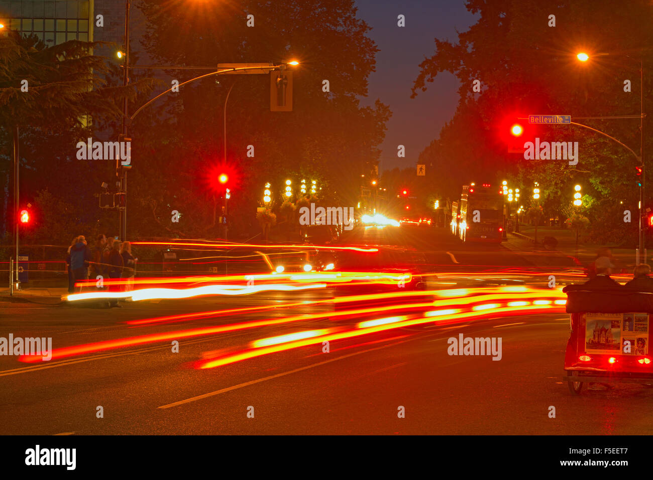 Scene di strada di notte nel centro cittadino di Victoria, Victoria, British Columbia, Canada Foto Stock