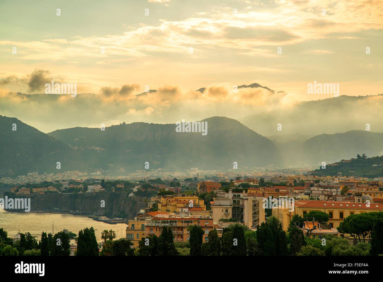 Sorrento cityscape all'alba, Campania, Italia Foto Stock