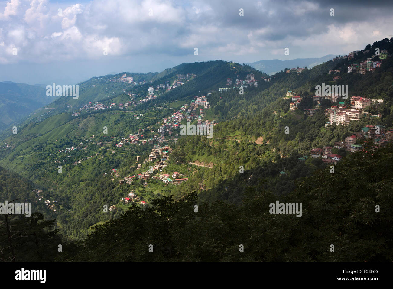 India, Himachal Pradesh, Shimla (Simla), nuove case costruite sul pendio scosceso Foto Stock