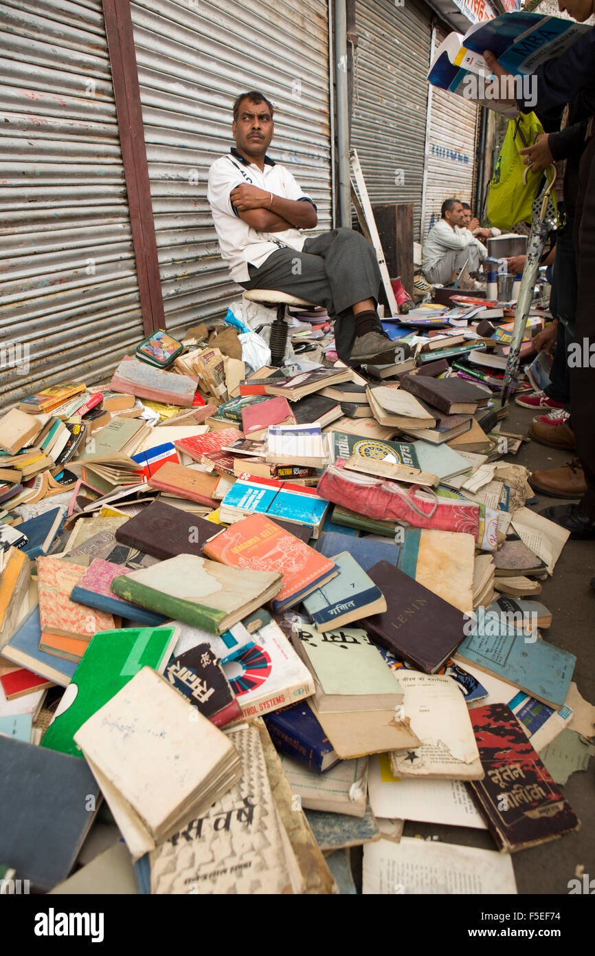 India, Himachal Pradesh, Shimla (Simla), abbassare il Bazaar di seconda mano prenota stallo con libri impilati sul terreno Foto Stock