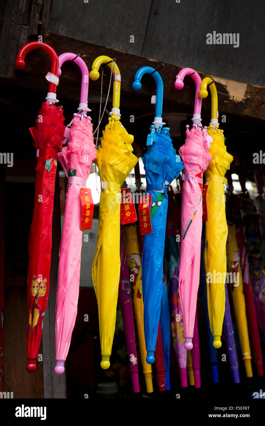 India, Himachal Pradesh, Shimla (Simla), abbassare il Bazaar, colorato a buon mercato cinese ombrelli appesi al di fuori del negozio Foto Stock