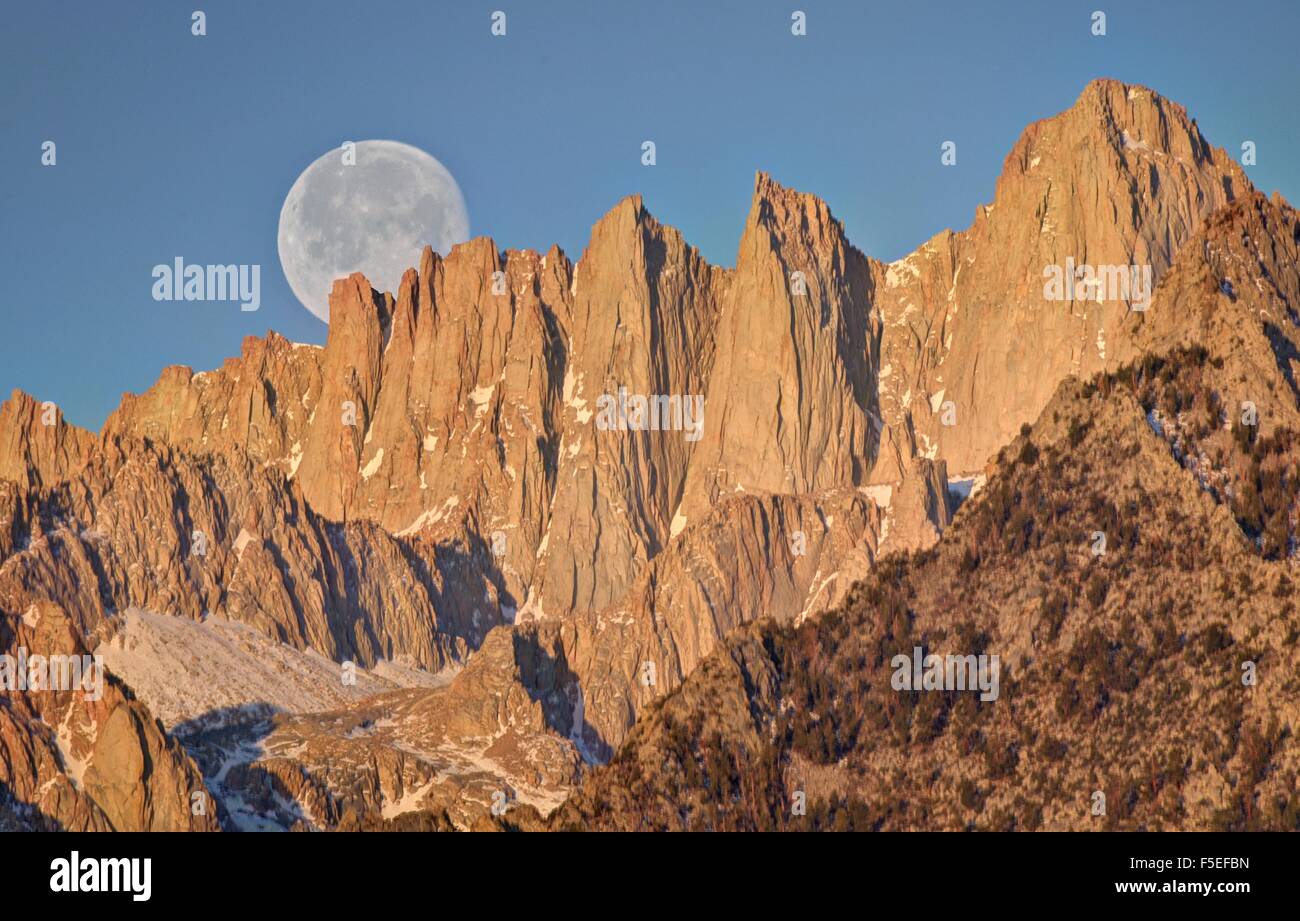 Luna che si incastra sul monte whitney, California, Stati Uniti Foto Stock