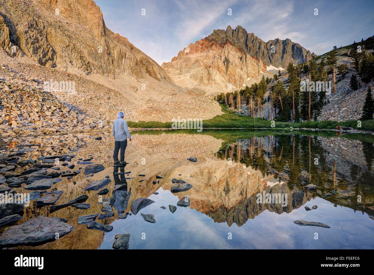 Uomo in piedi vicino al lago, Inyo National Forest, California, Stati Uniti Foto Stock
