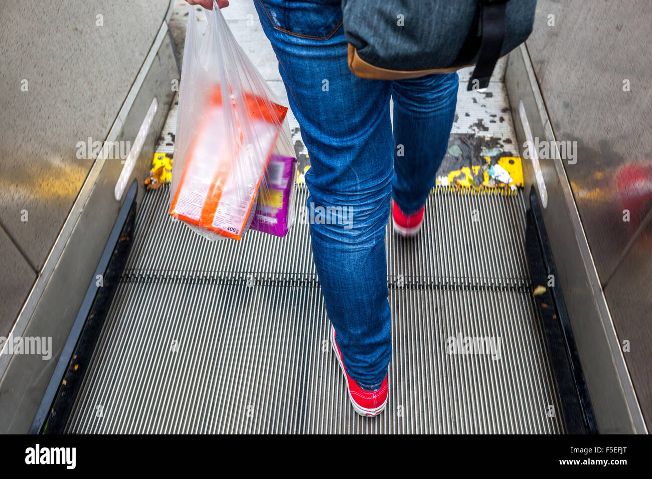 Acquistare il sacchetto in plastica, uscita della metropolitana, escalator, Praga, Repubblica Ceca Foto Stock