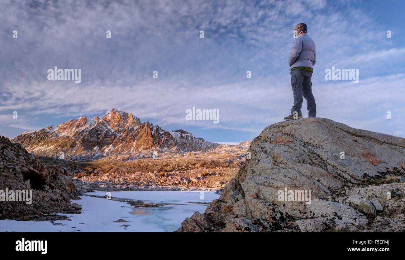 Uomo che guarda il monte humphreys, Sierra forestale nazionale, CALIFORNIA, STATI UNITI D'AMERICA Foto Stock