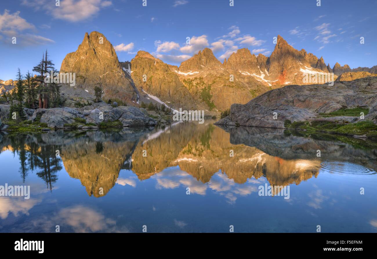 La riflessione di minareti nel lago, Inyo National Forest, California, Stati Uniti d'America Foto Stock