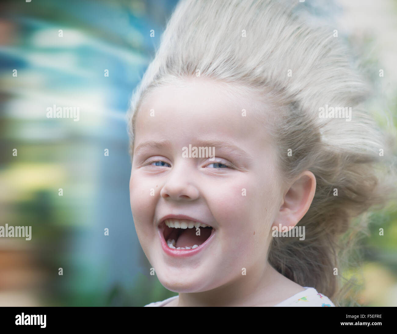 Ritratto di una ragazza con i capelli soffiando nel vento Foto Stock