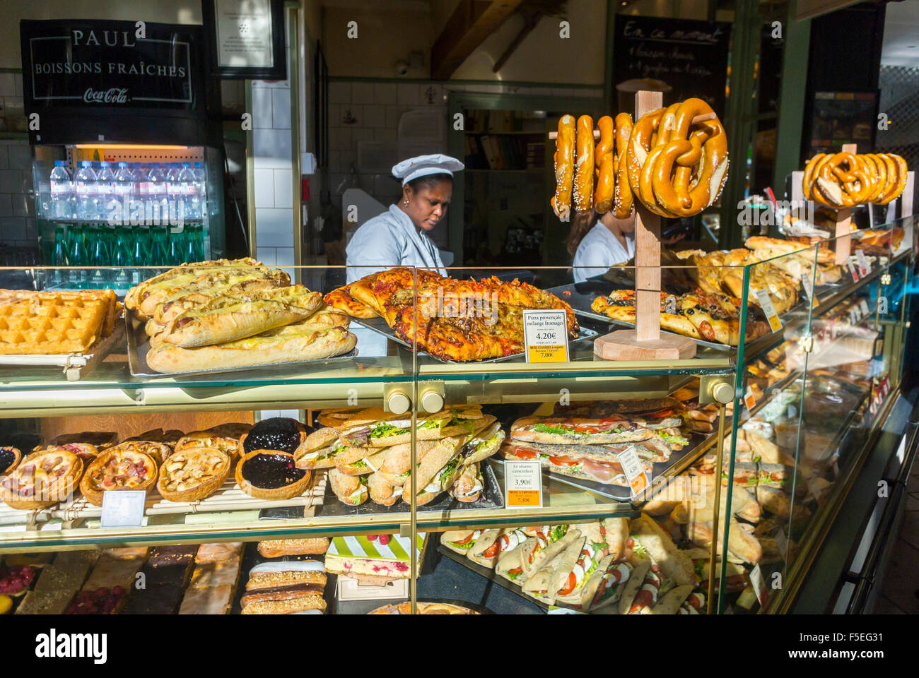 Parigi, Francia, French Bakery Shop, Paul, Inside Shopping Centre, Mall at Centre Commercial 'Val d'Europe', Patisserie e pane in mostra, panetteria banco francia, Boulangerie interni francia Foto Stock