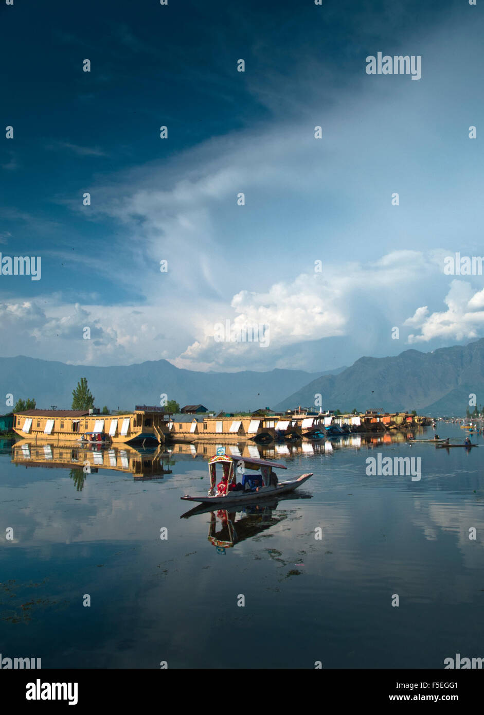 Case galleggianti e barche taxi su dal lago, Kashmir India Foto Stock