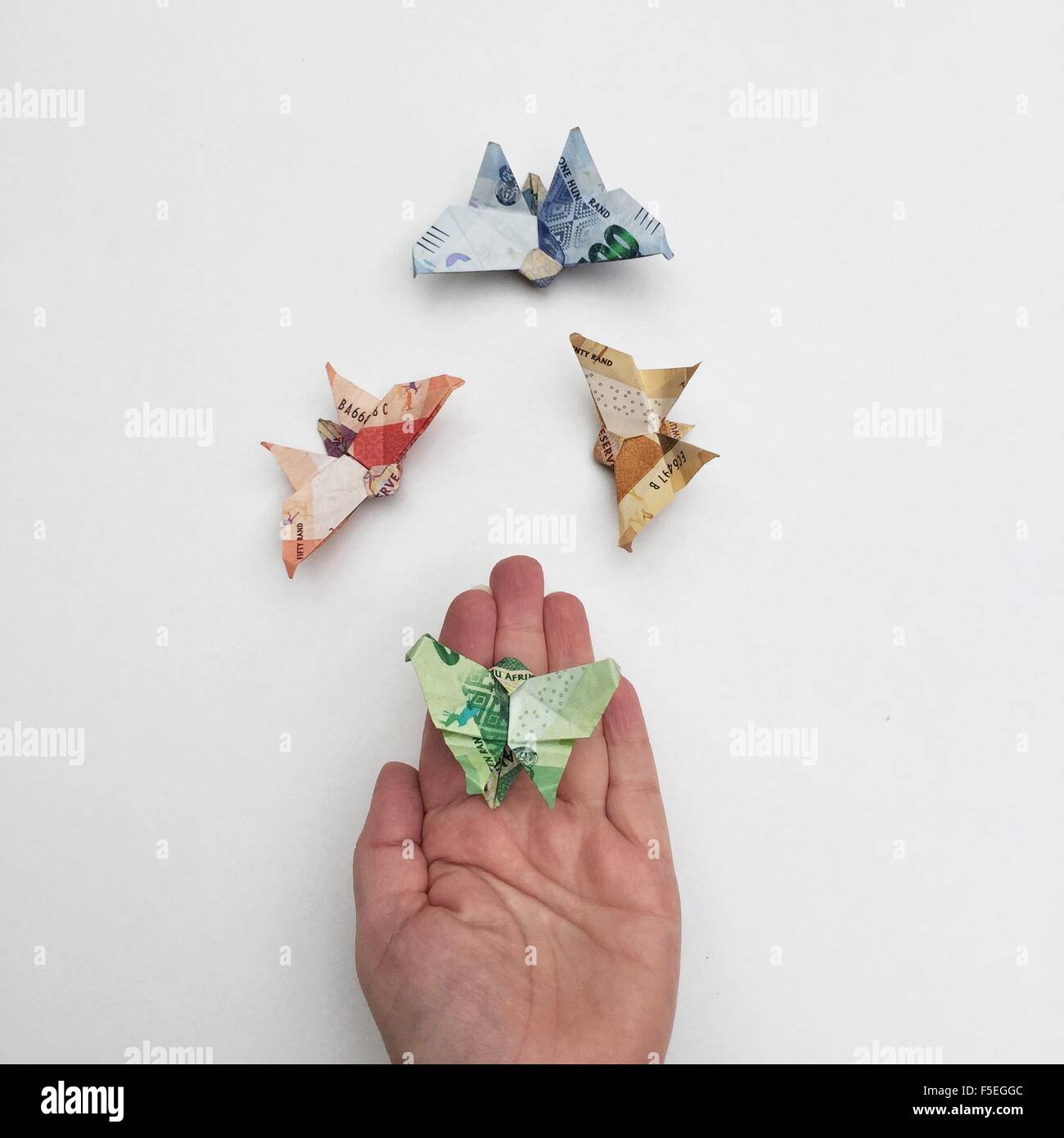 Origami farfalle fatte di carta moneta Foto Stock