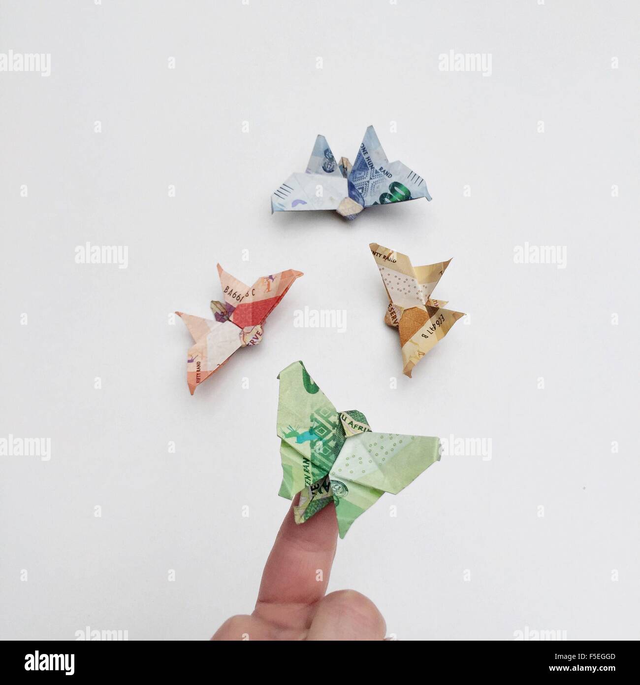 Origami farfalle fatte di carta moneta Foto Stock