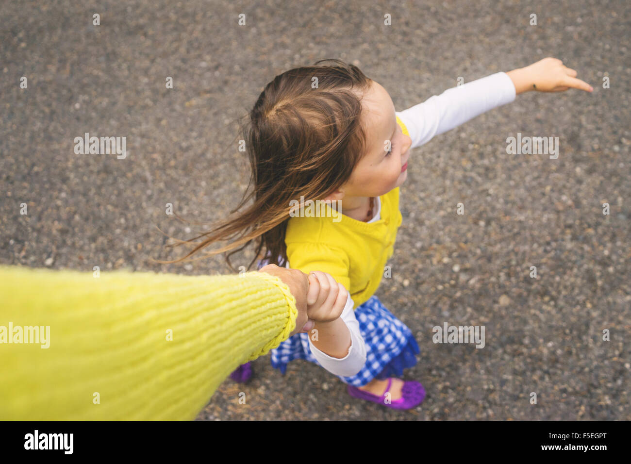 Vista aerea di una ragazza con sua madre la mano Foto Stock