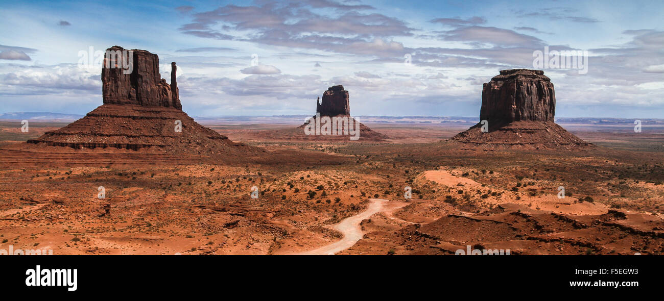 Mittens e Merrick Butte, Monument Valley, confine con Arizona Utah, Stati Uniti Foto Stock