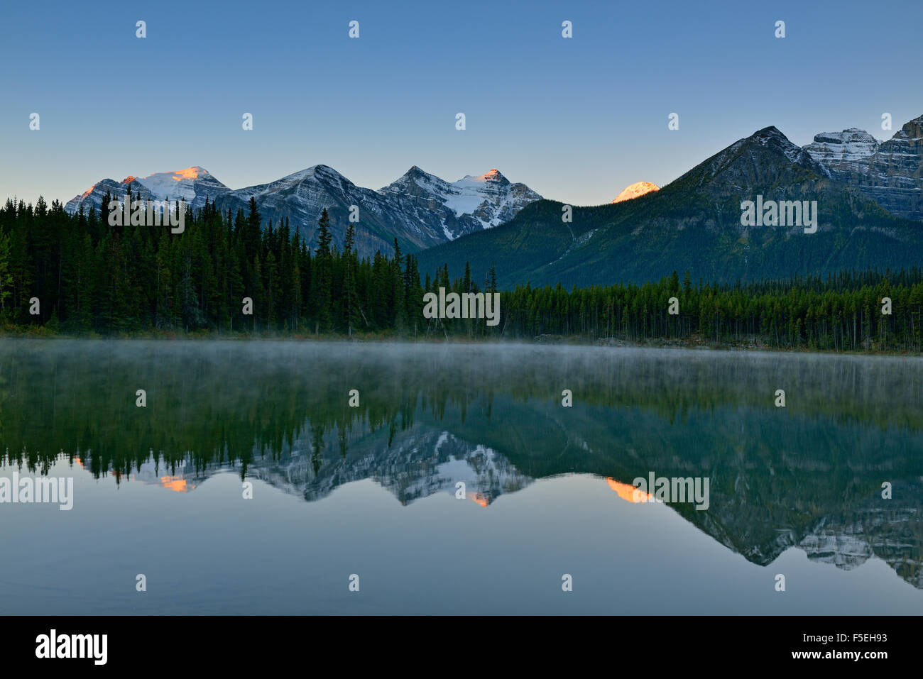 La gamma di prua si riflette nel lago di Herbert all'alba, il Parco Nazionale di Banff, Alberta, Canada Foto Stock