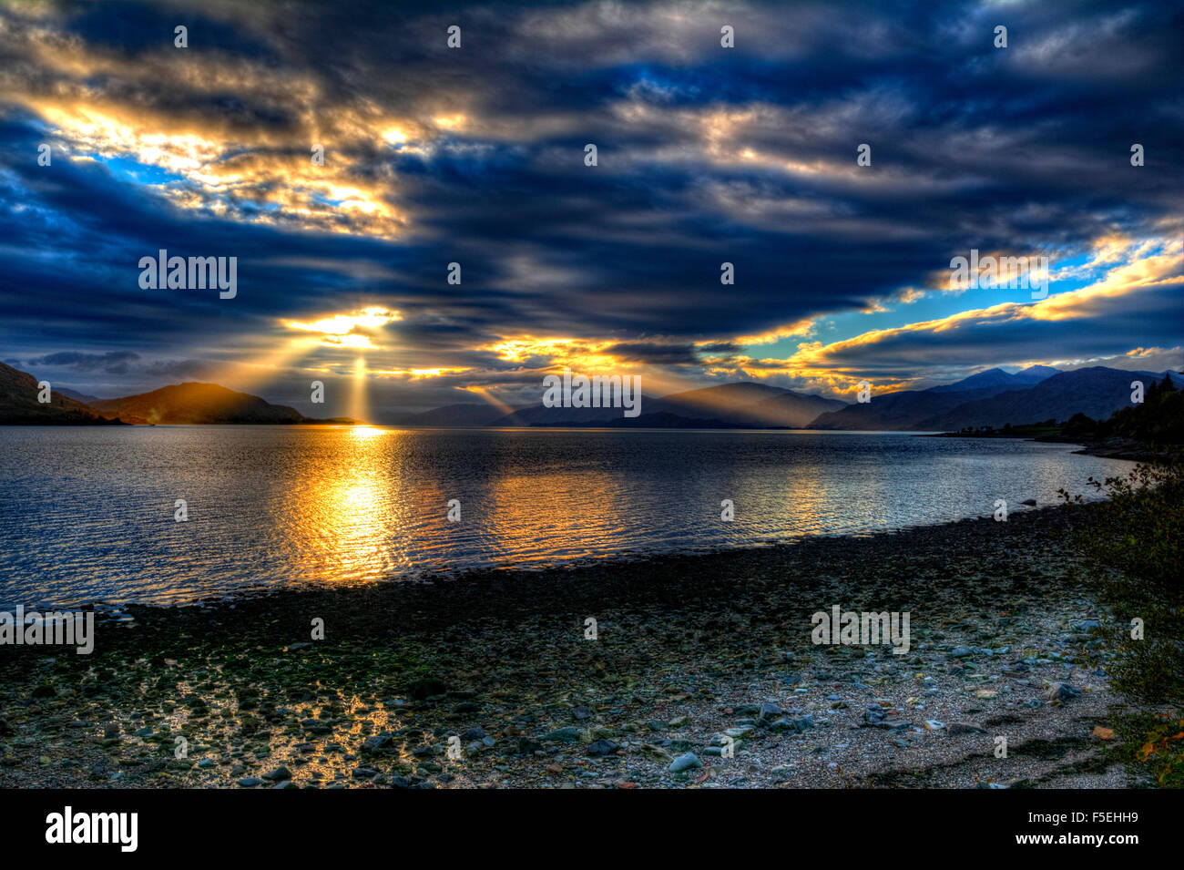 Raggi di sole sul Loch Linnhe dalla spiaggia Onich Foto Stock