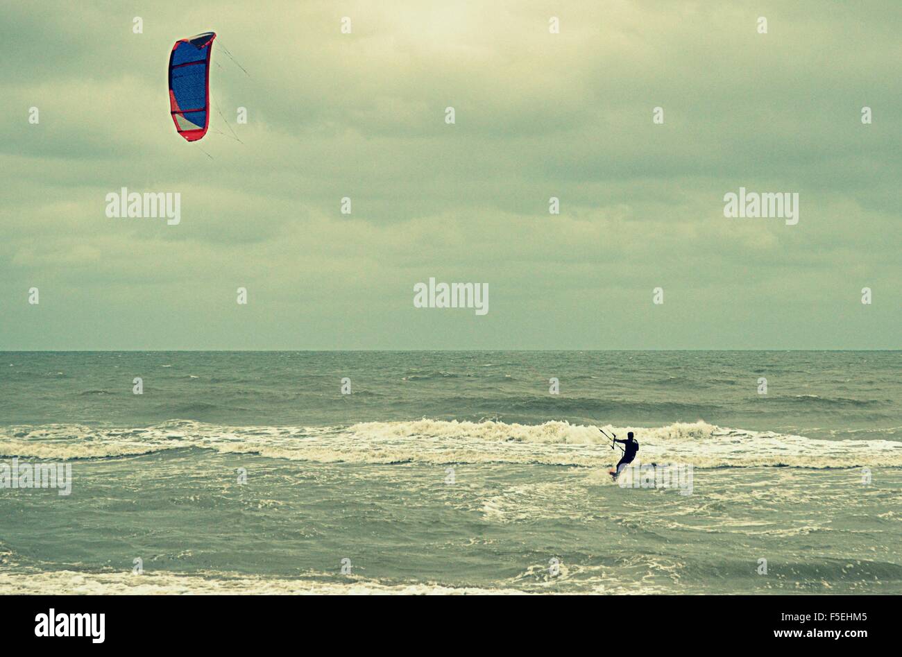 Il kitesurfing in mare Foto Stock