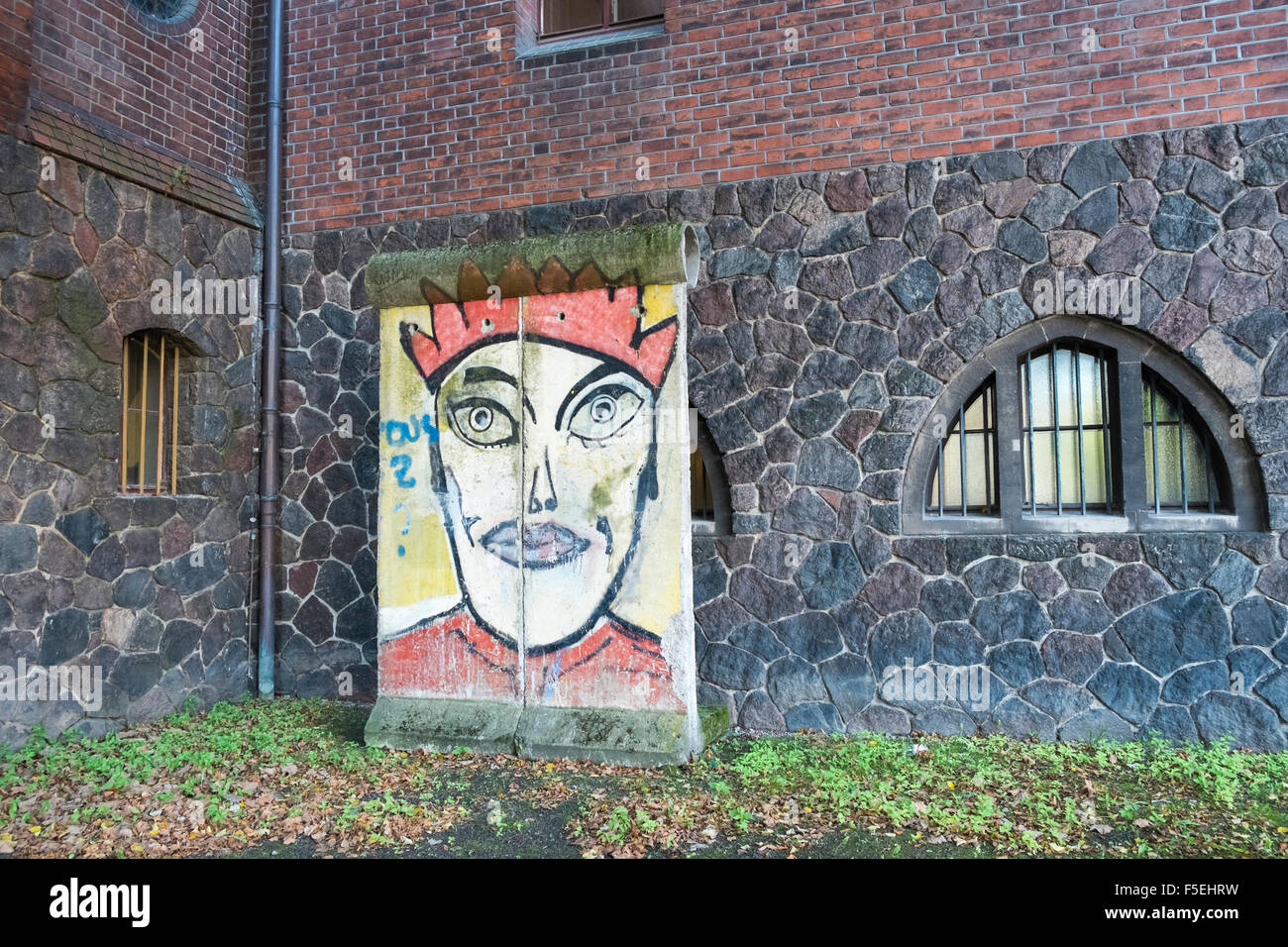 La sezione originale del muro di Berlino sul display esterno il Märkisches (Marcher) Museo, Mitte di Berlino, Germania, Europa Foto Stock