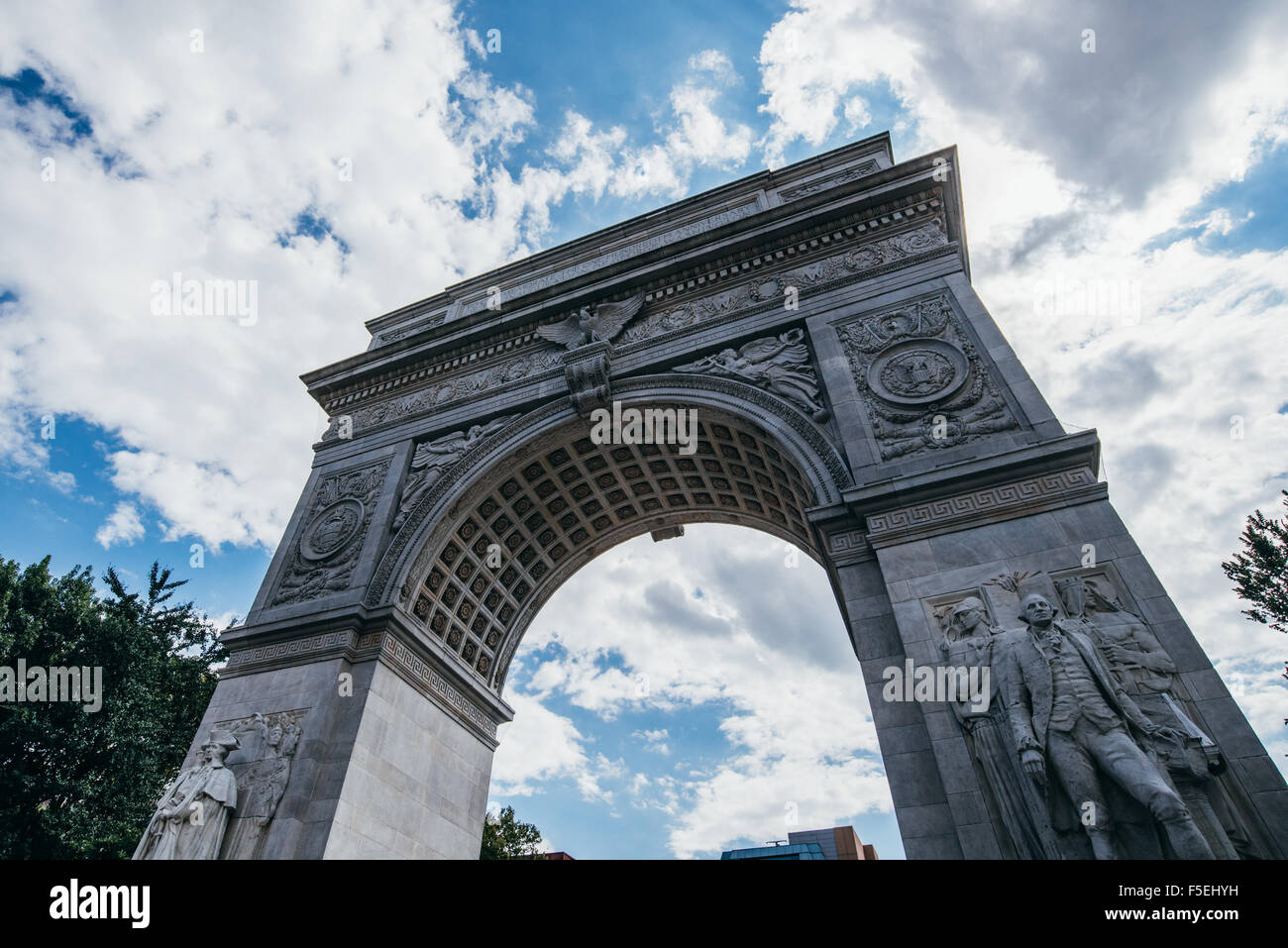 Basso angolo vista di Washington Square Arch, Manhattan, New York, Stati Uniti d'America Foto Stock