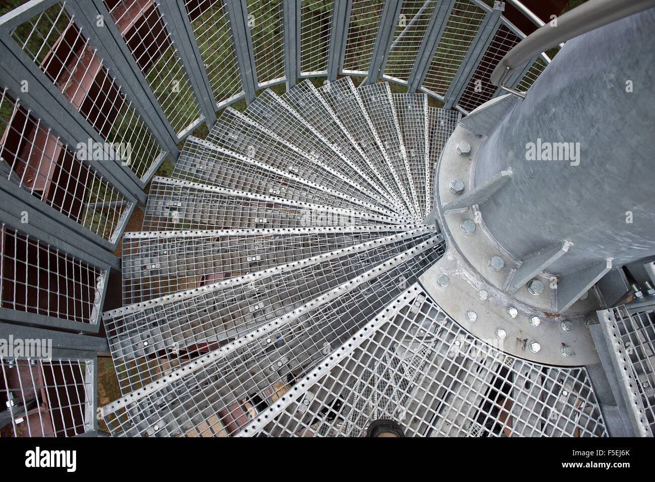 Punto di vista personale di un metallo scala a spirale Foto Stock