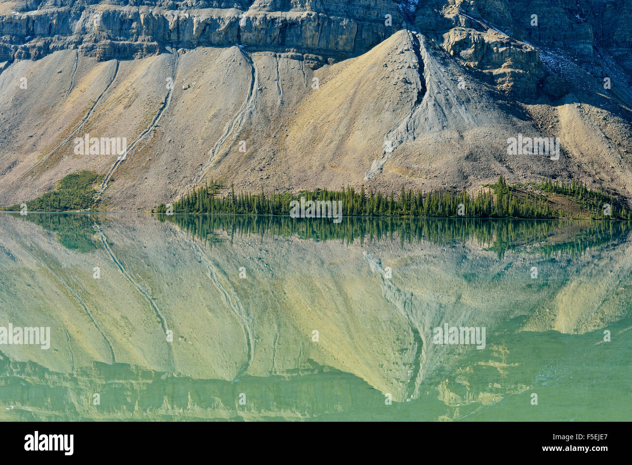 Riflessioni a Bow Lake, il Parco Nazionale di Banff, Alberta, Canada Foto Stock