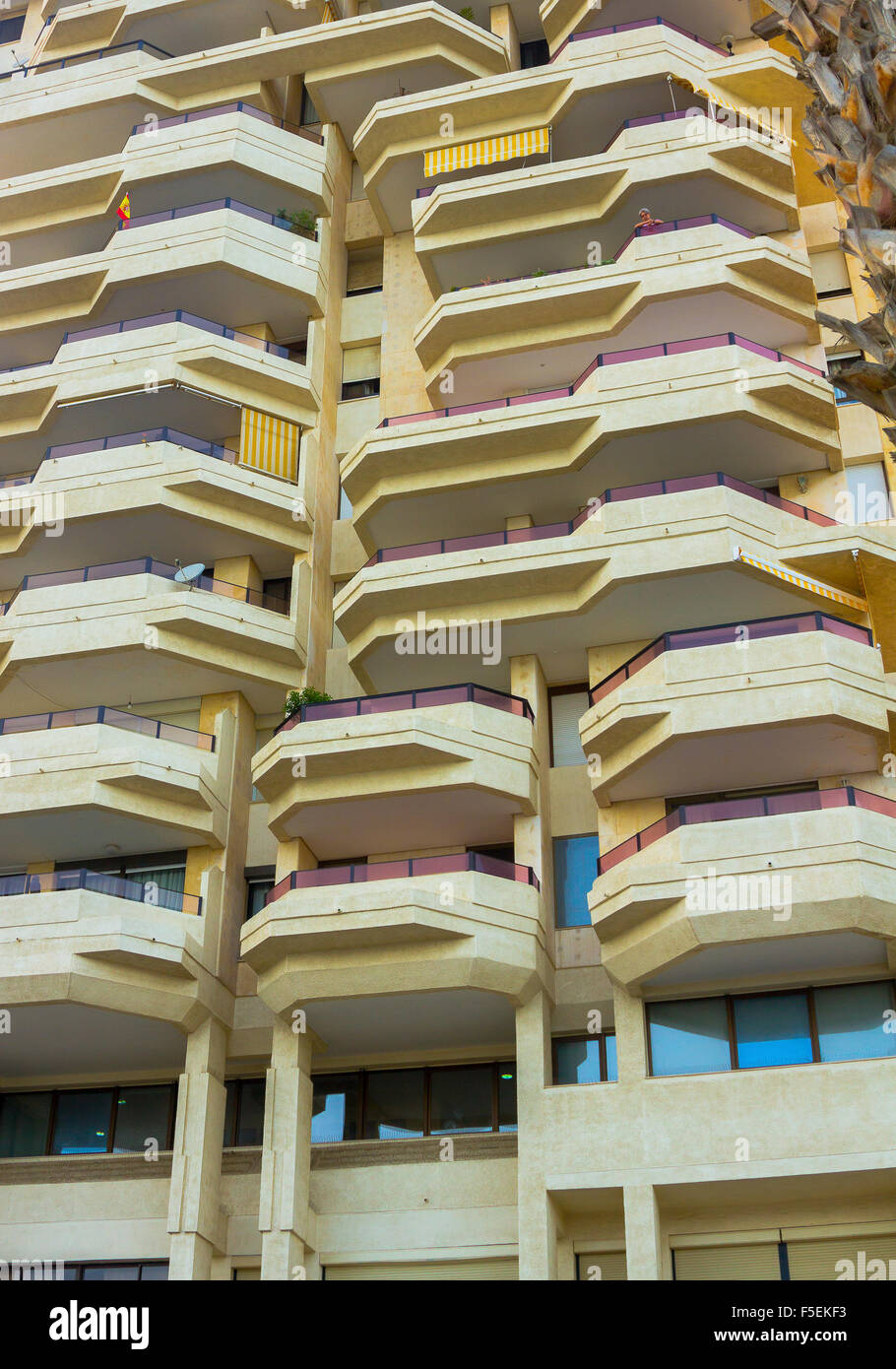 Lo sfondo con il moderno edificio di appartamenti con balconi e terrazze Foto Stock