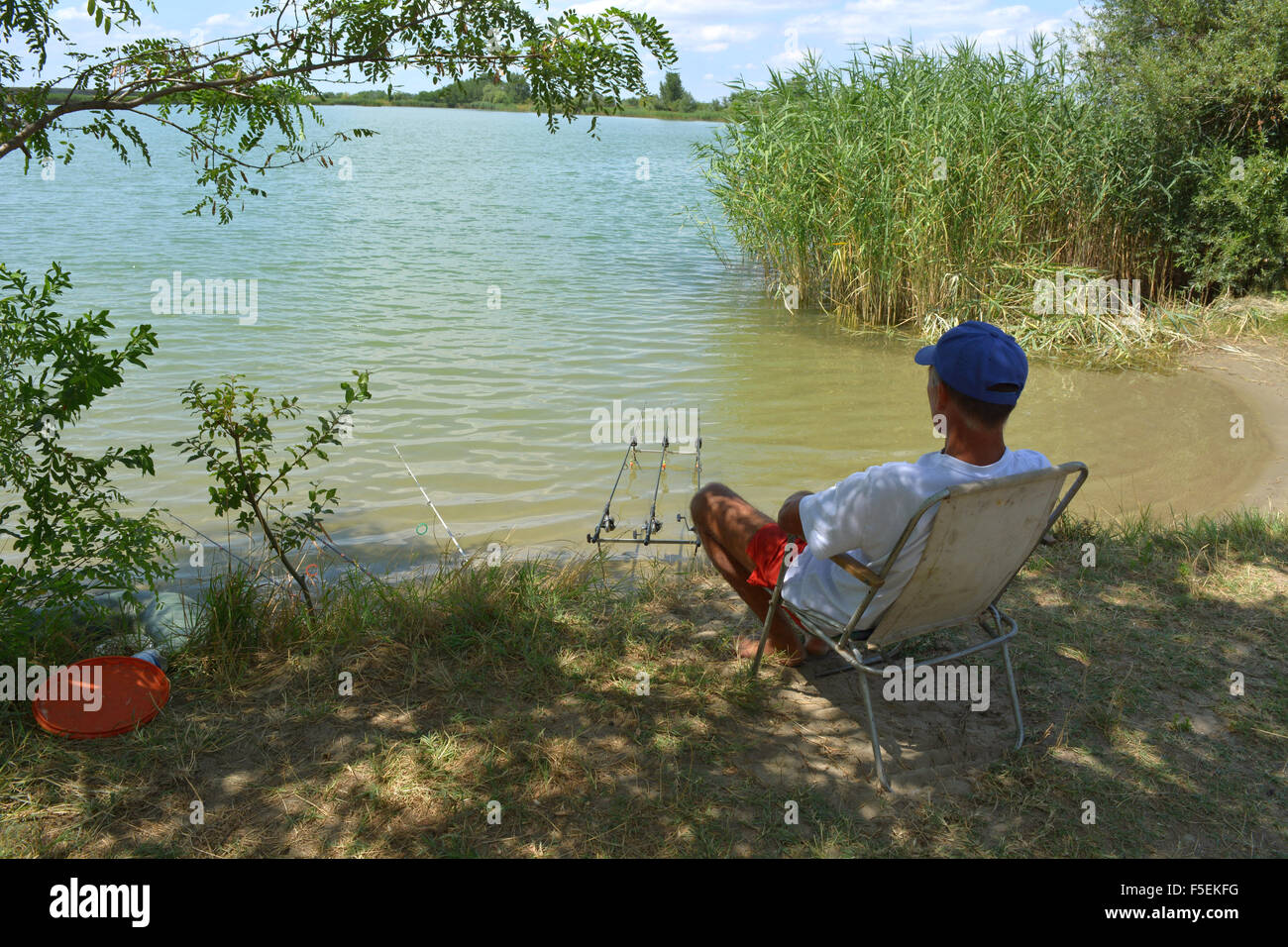 Pescatore sul lago. Foto Stock