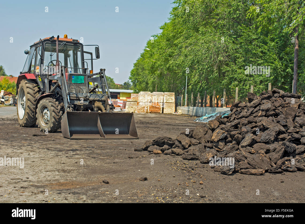 Un trattore che viene utilizzato per il caricamento del carbone nei camion per il trasporto. Foto Stock