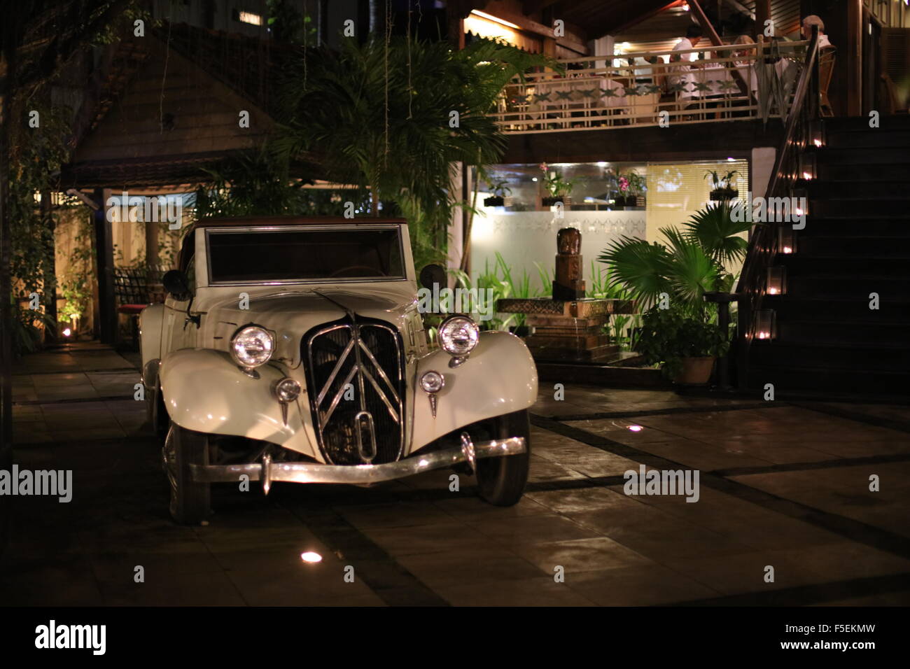 Auto d'epoca, nella parte anteriore del ristorante, Siem Reap Cambogia, ISO elevata e selective focus. Foto Stock