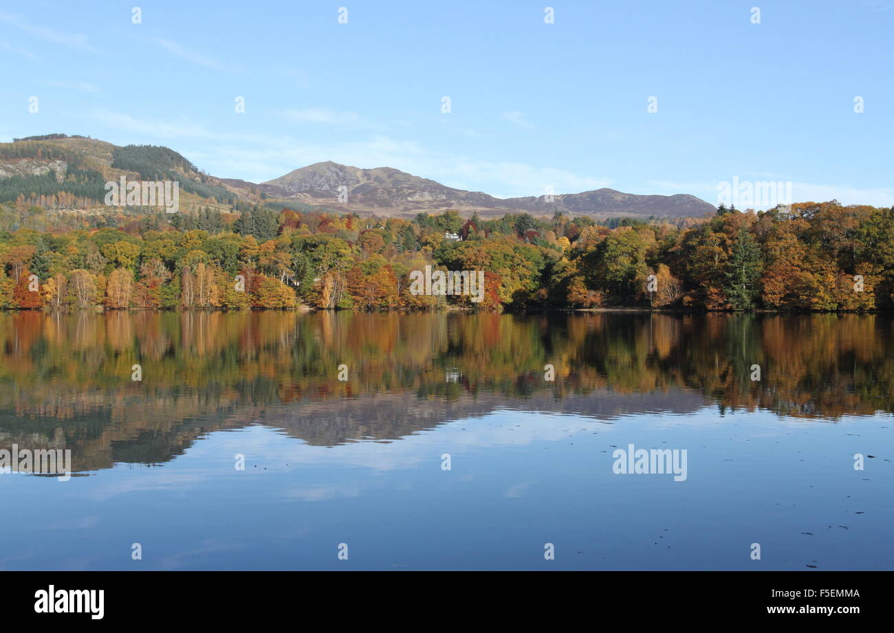 Colore di autunno riflesso in Loch Faskally Scozia Novembre 2015 Foto Stock