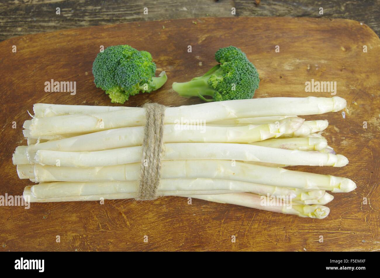 Bundle di asparagi bianchi e i broccoli nel recipiente Foto Stock