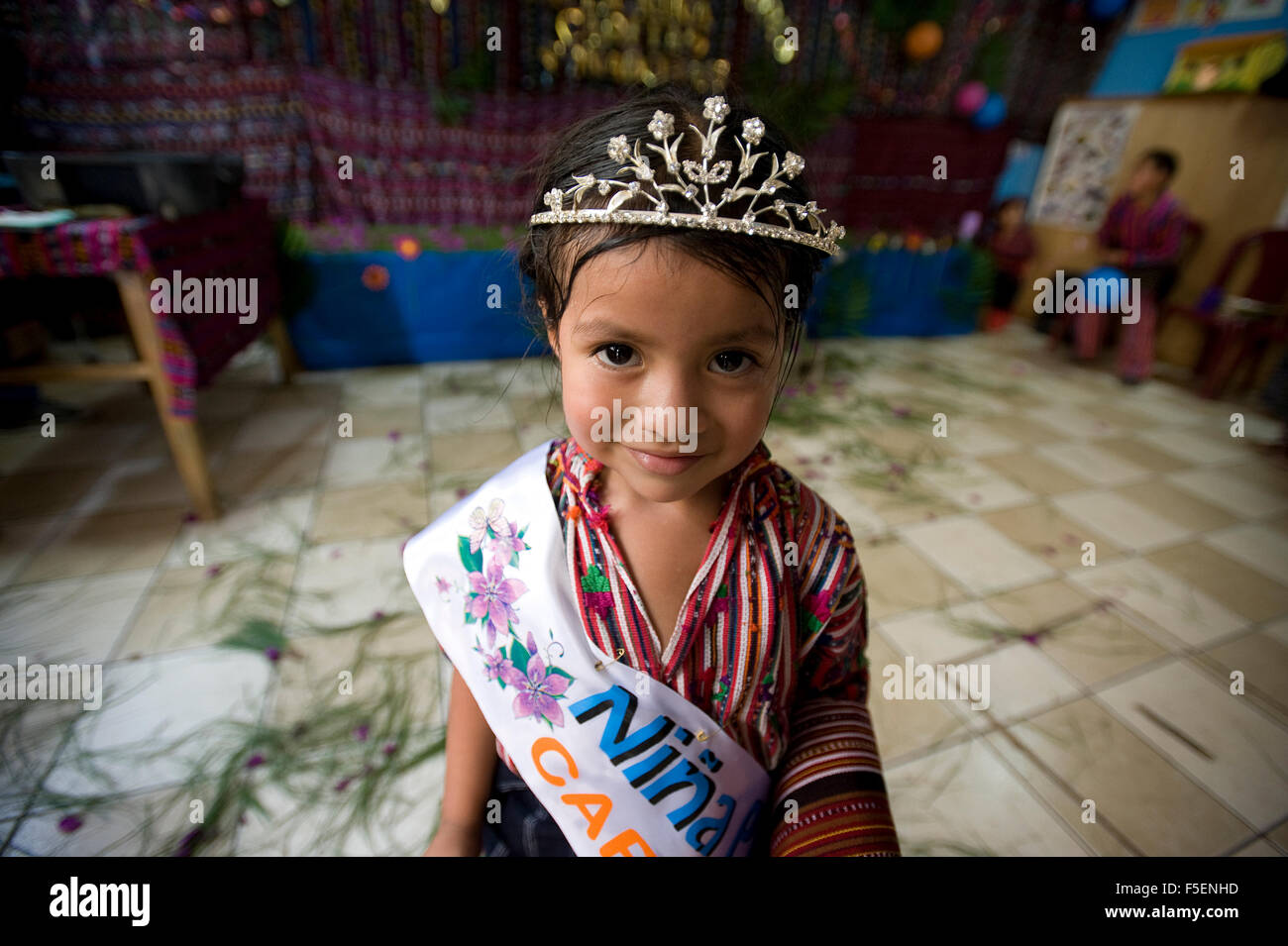 Un maya ragazza indigeni con tiara a San Jorge La Laguna, Solola, Guatemala. Foto Stock