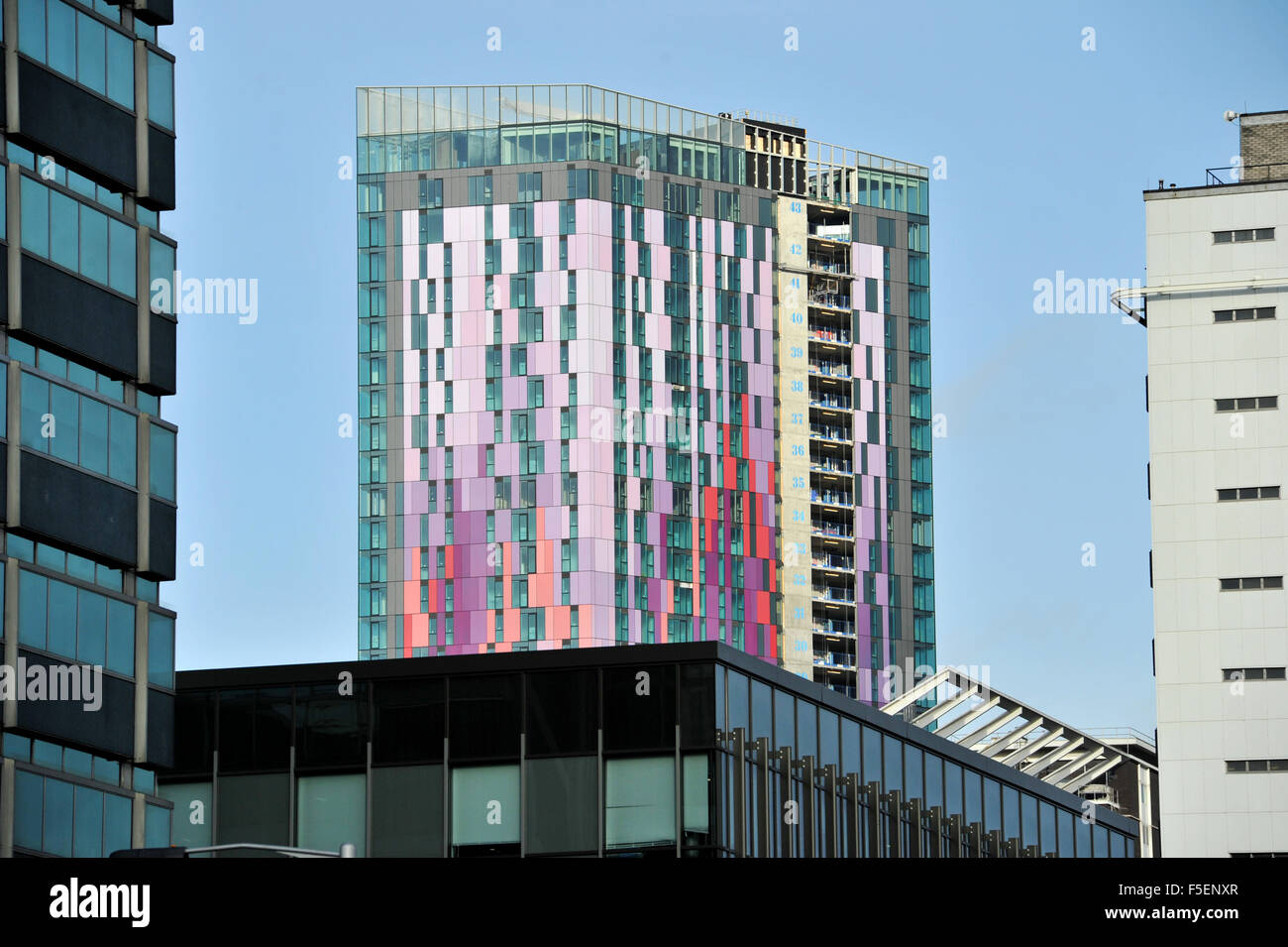 Di recente costruzione ufficio colorato a torre alto edificio skyscarper a Croydon Surrey South London REGNO UNITO Foto Stock
