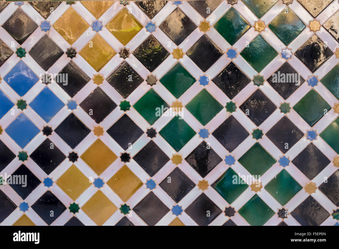 Arabo antiche tessere di mosaico nel palazzo di Alhambra di Granada, Spagna Foto Stock